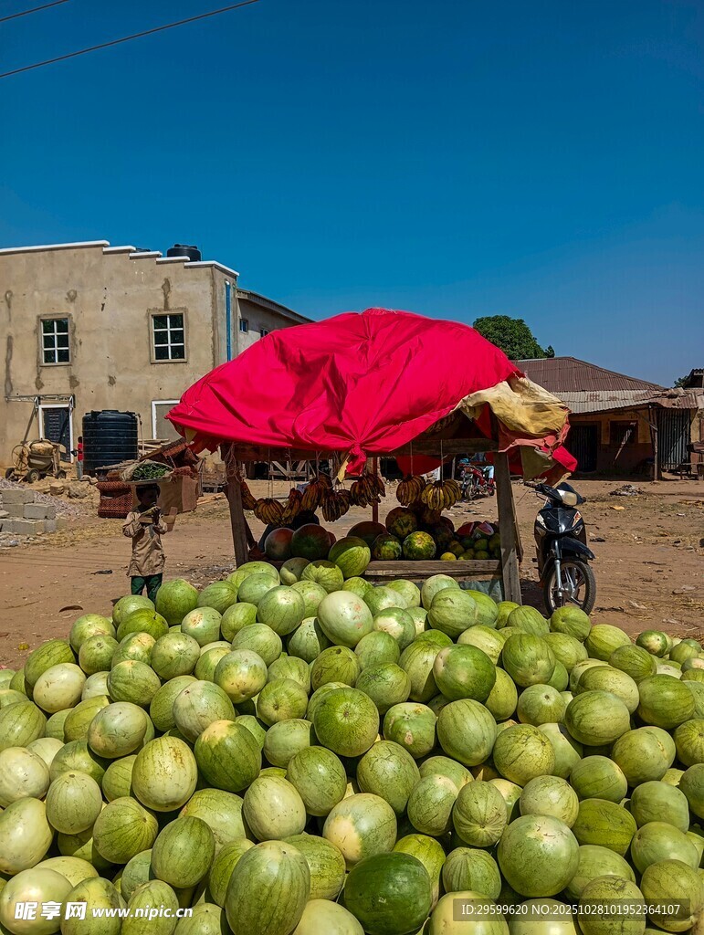 集市上的青瓜摊位