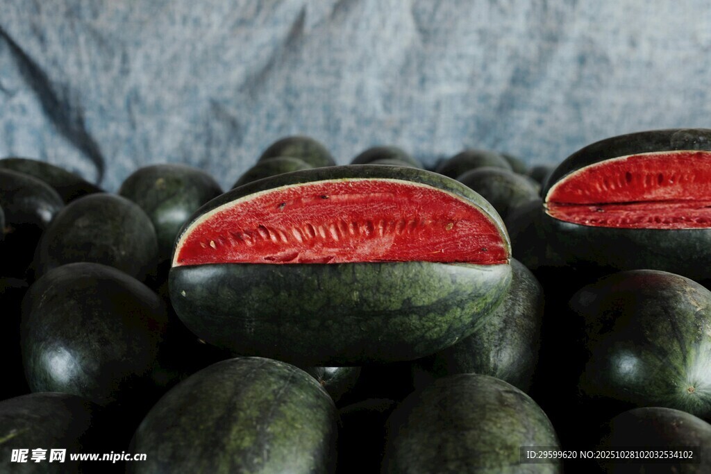 新鲜西瓜堆叠