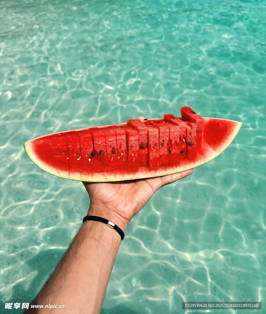 手托西瓜于清澈海水中
