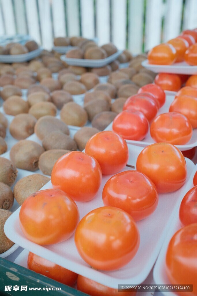 新鲜果蔬摆放在摊位上