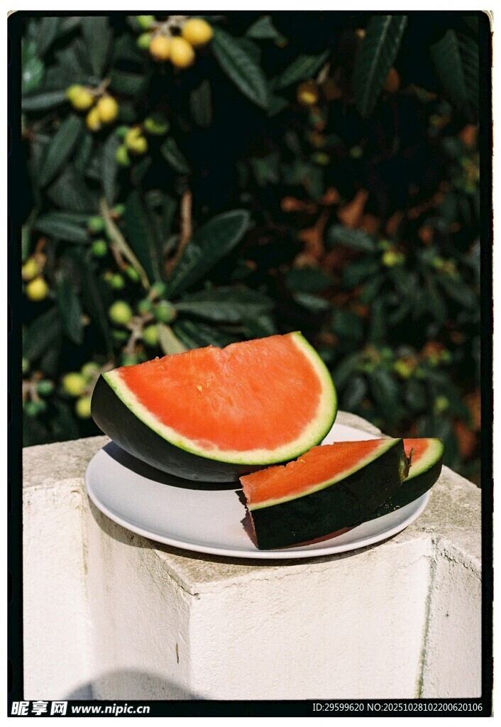 盘子上的新鲜西瓜切片