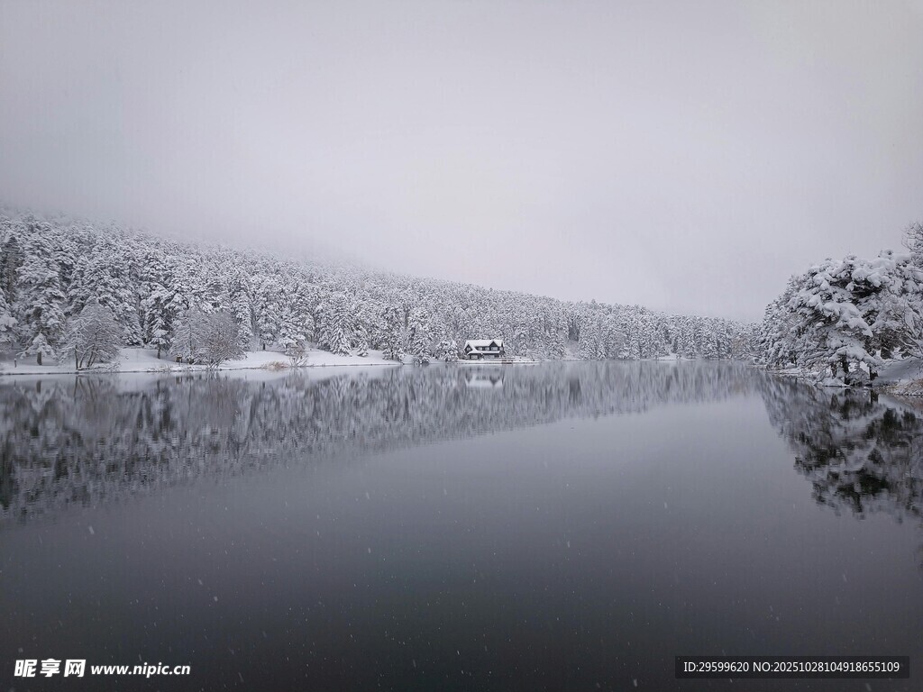 冬日静谧湖面雪景倒影