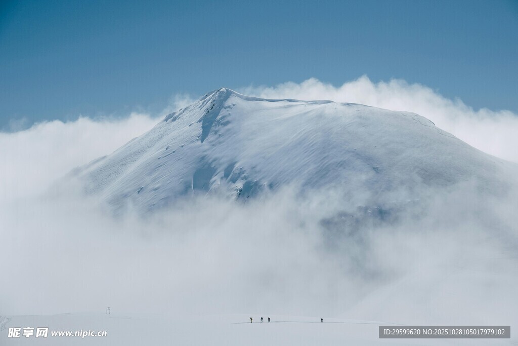 云雾缭绕的巍峨雪山