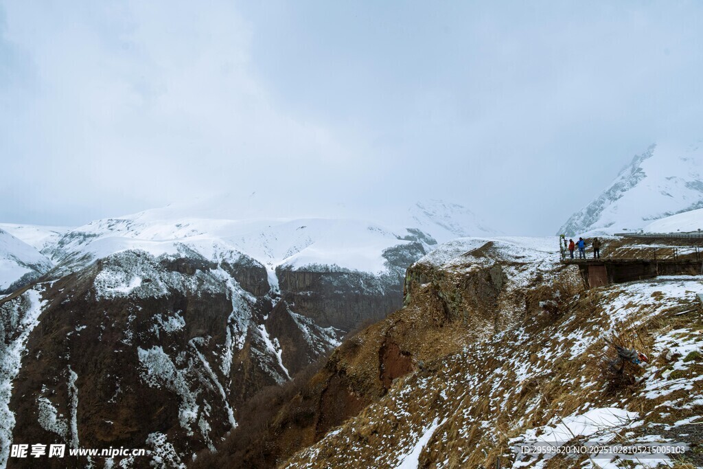 雪山旁的建筑景观