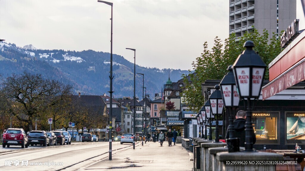 城市街道旁的山景风光