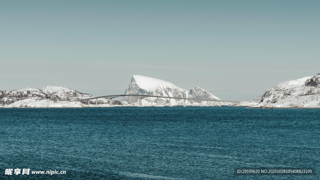 冰雪覆盖的海岸与蓝色海洋