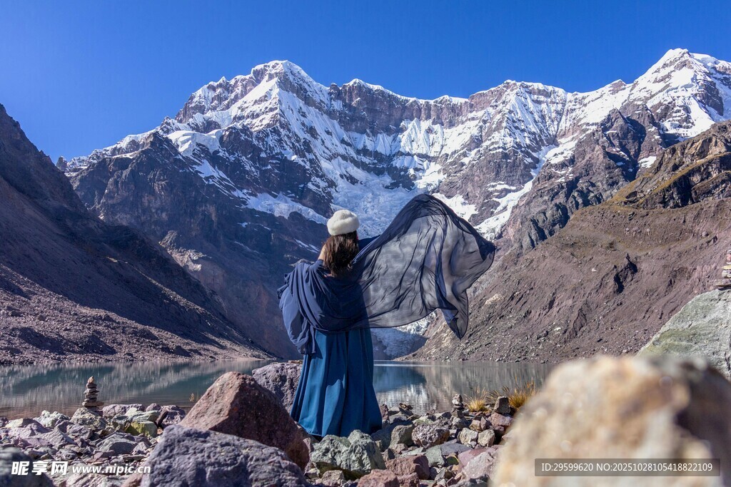 女子眺望雪山壮丽景致