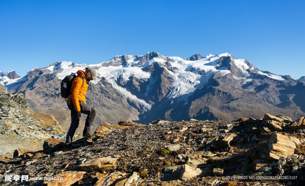 徒步者眺望壮丽雪山