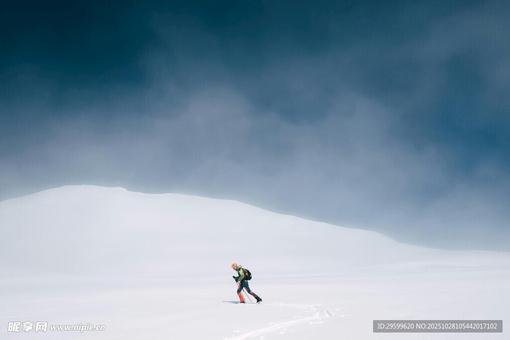 单人雪地徒步剪影