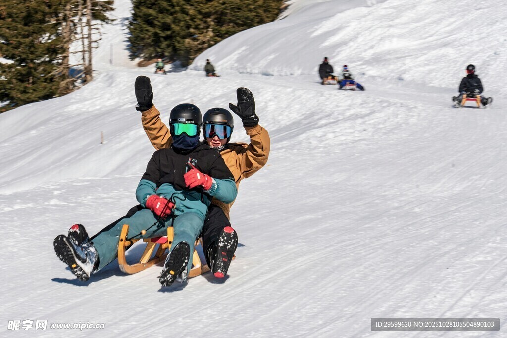 雪地欢乐滑行的亲子时光
