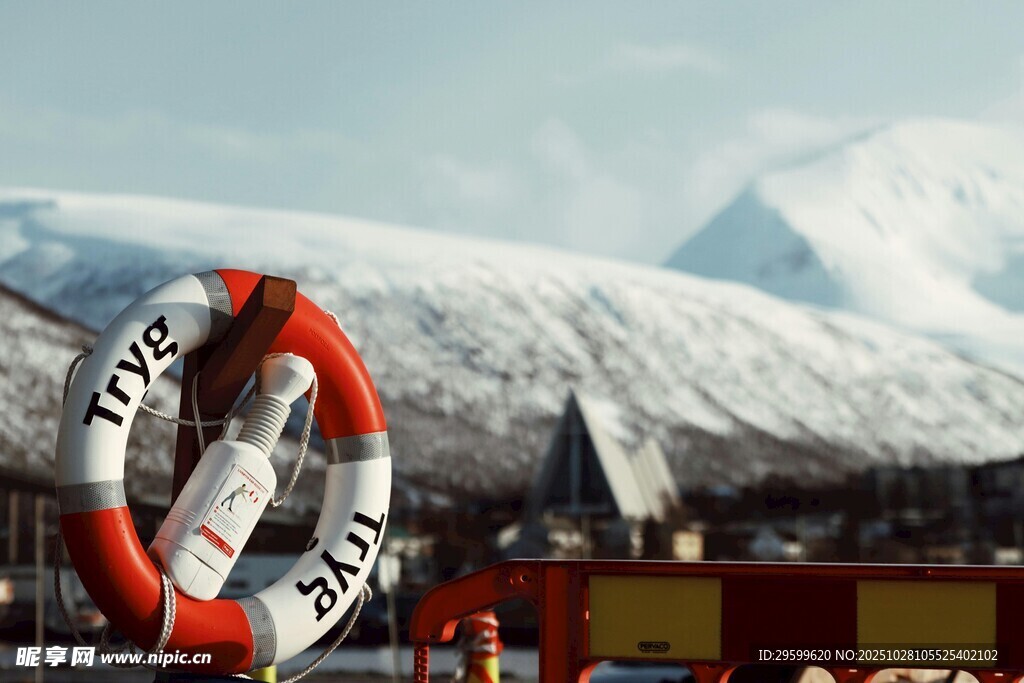 海边救生圈与雪山美景