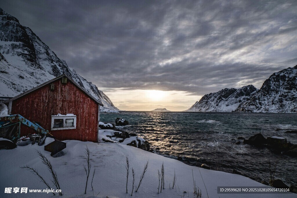 雪覆小屋旁的壮丽海滨风光