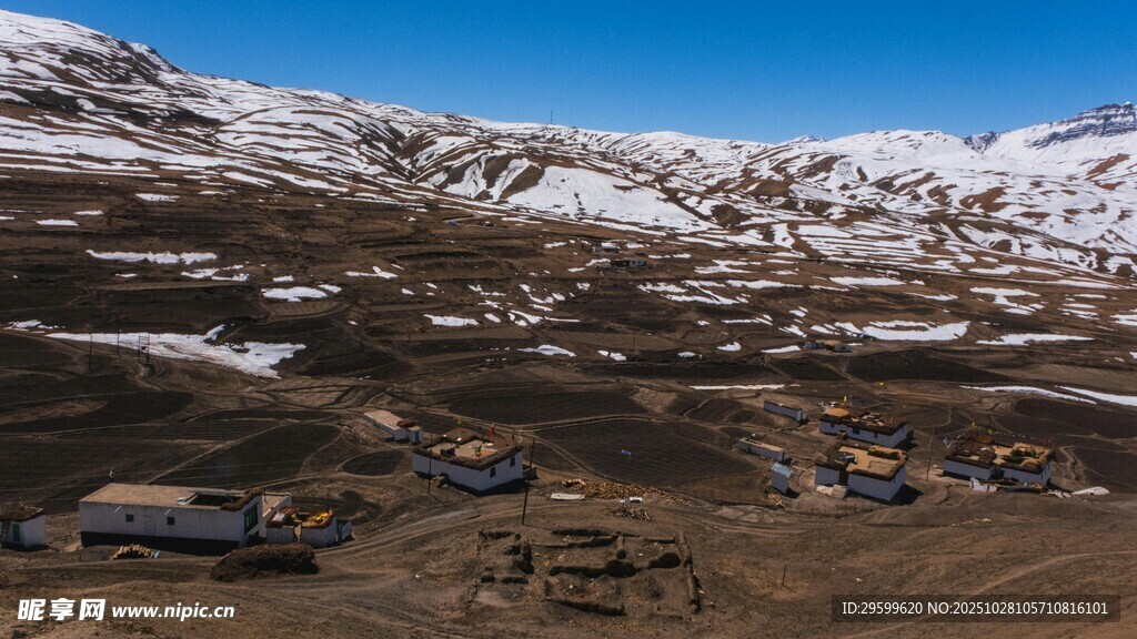 雪山下的村落景观