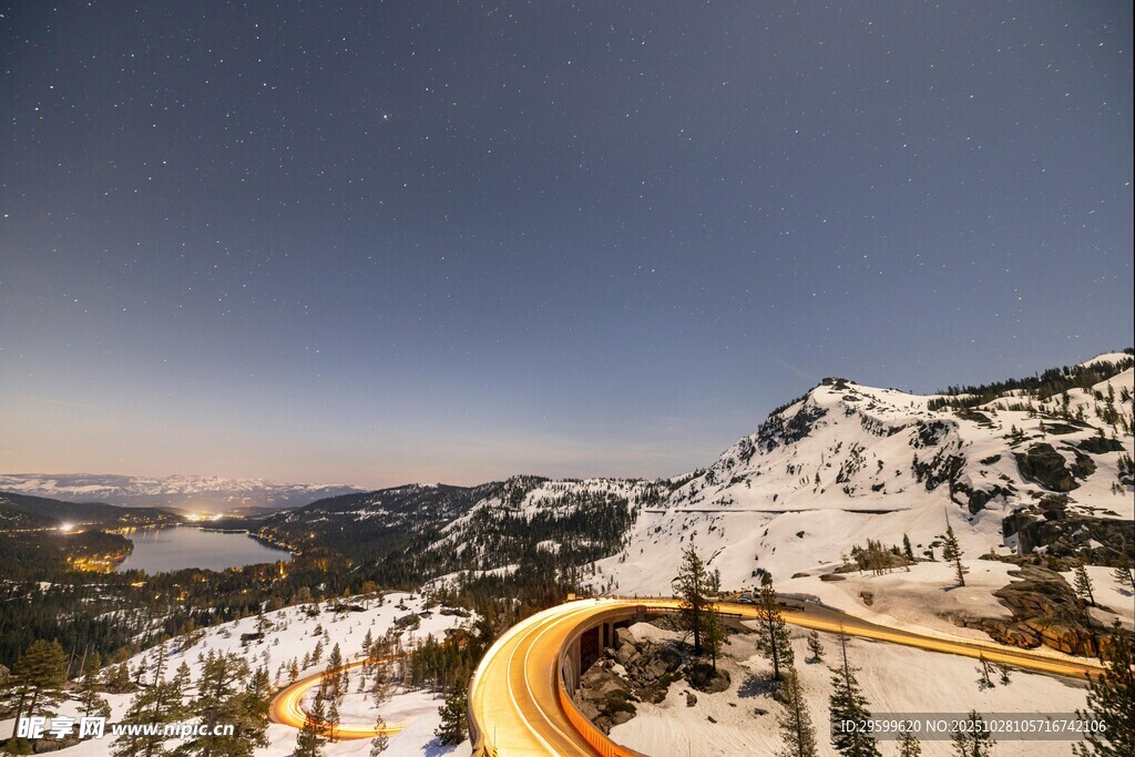 雪覆山峦间的蜿蜒公路