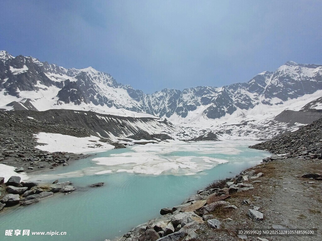 雪山下的碧色湖泊