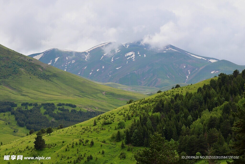 青山绿野间的秀丽山景