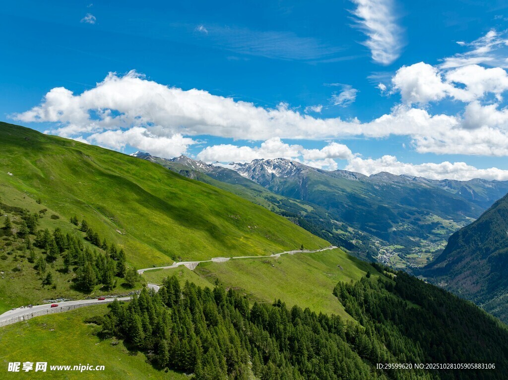 山间绿野公路美景