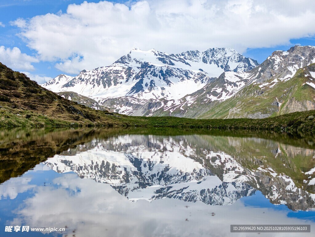 雪山湖泊美景倒影