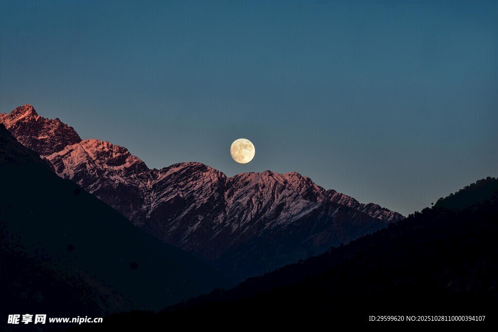 月夜下的壮丽山峦