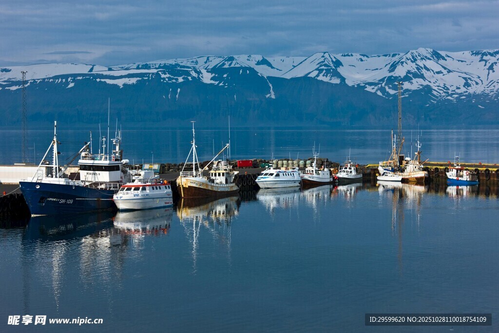 宁静港湾中的停泊船只