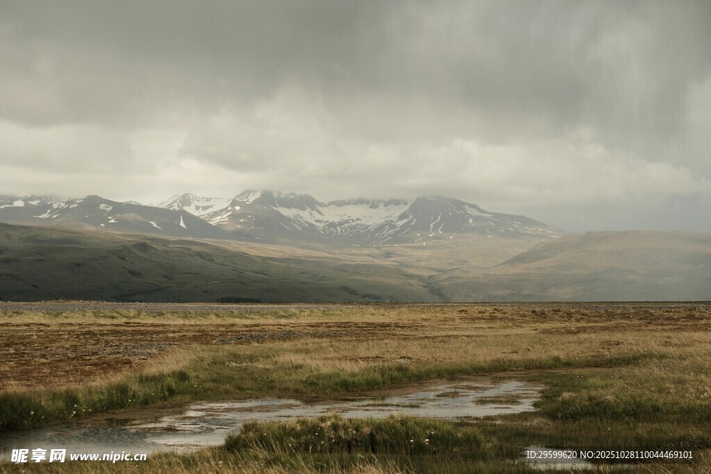 山间云雾缭绕的广袤原野