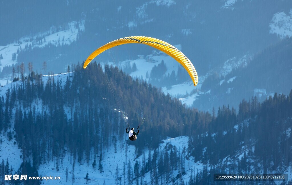 雪山上的滑翔伞运动