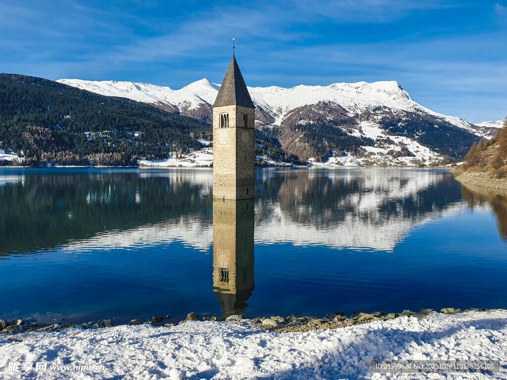 雪后湖中的古老尖塔