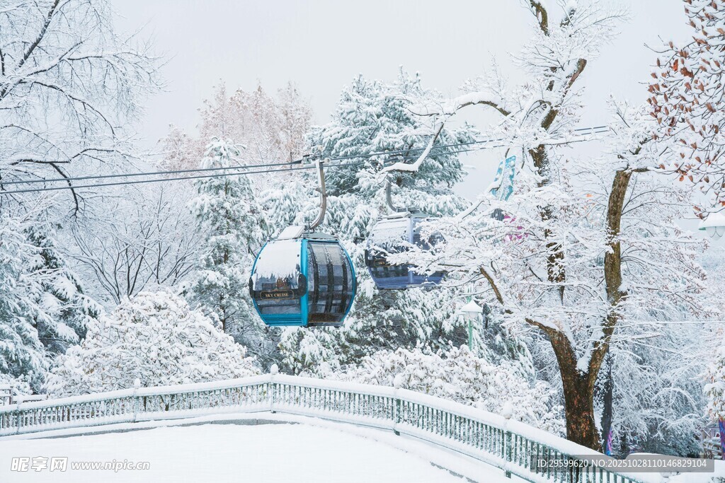 雪覆缆车景