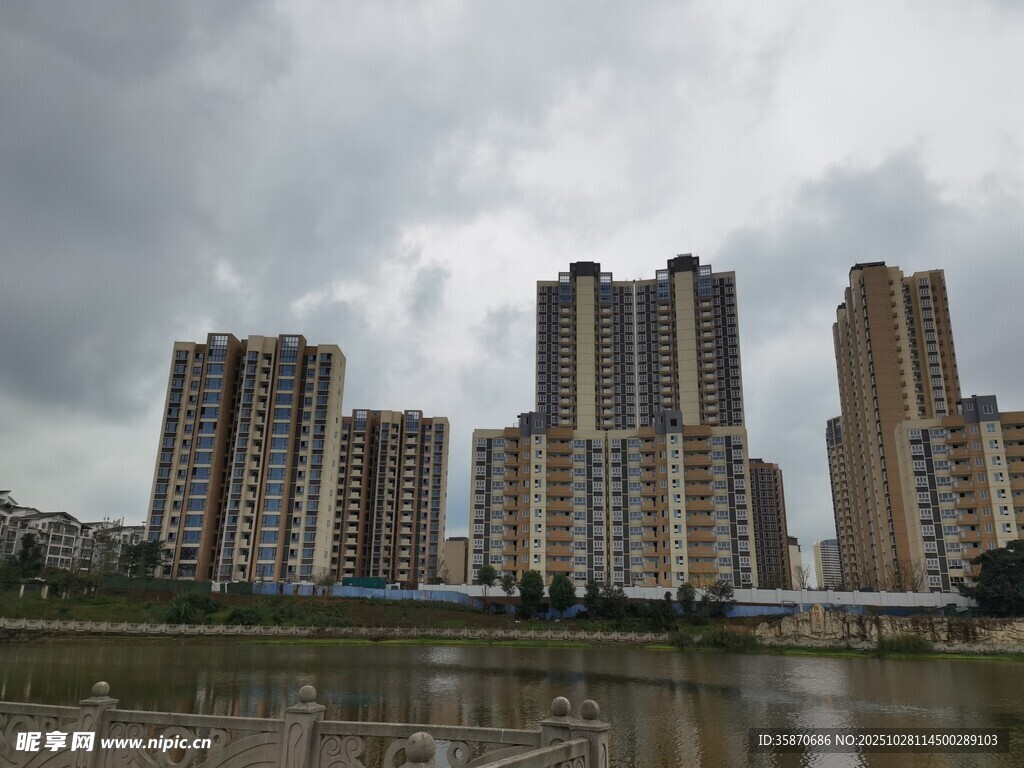 城市高楼与水域景观