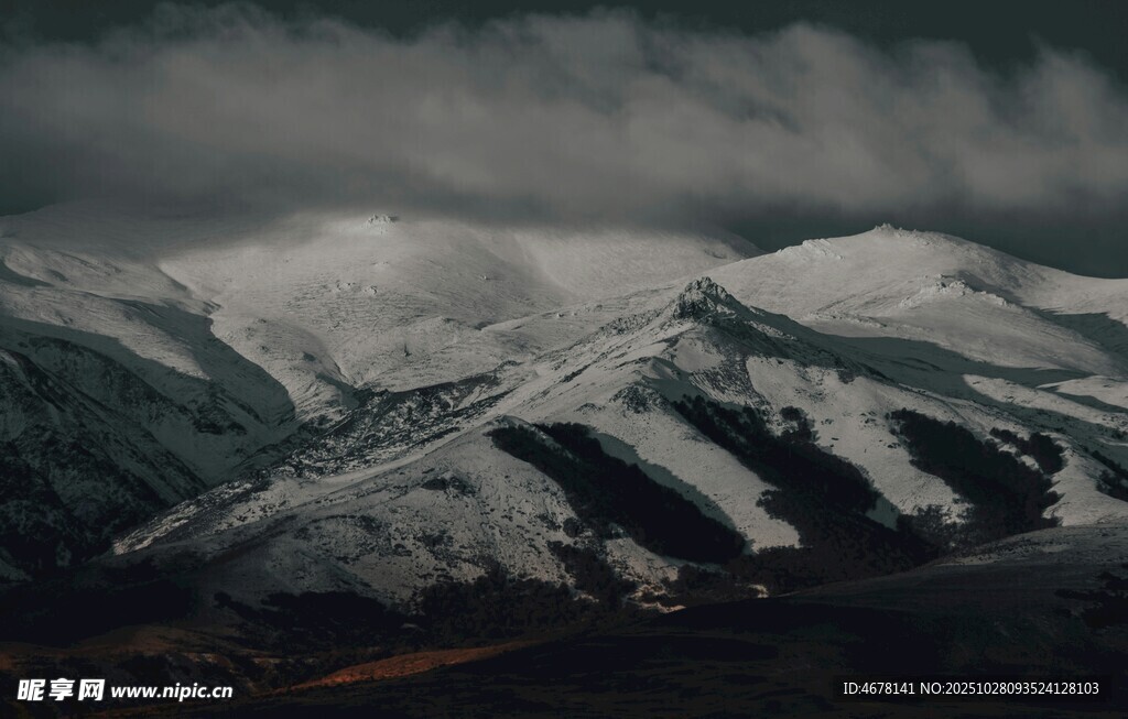 雪山云雾缭绕的壮美景观