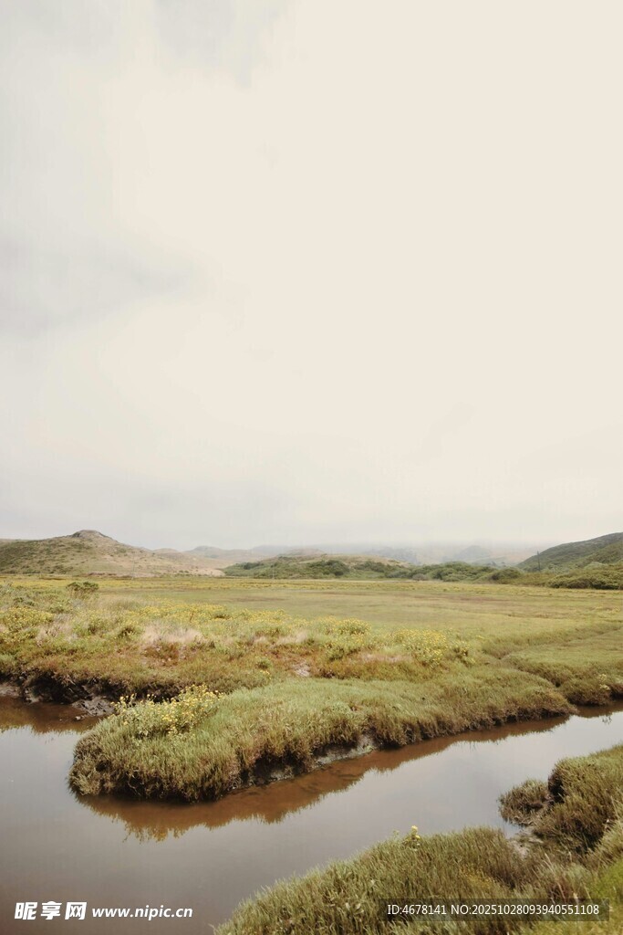 草原湿地中的蜿蜒小河