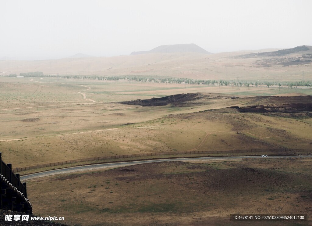 旷野中的蜿蜒公路