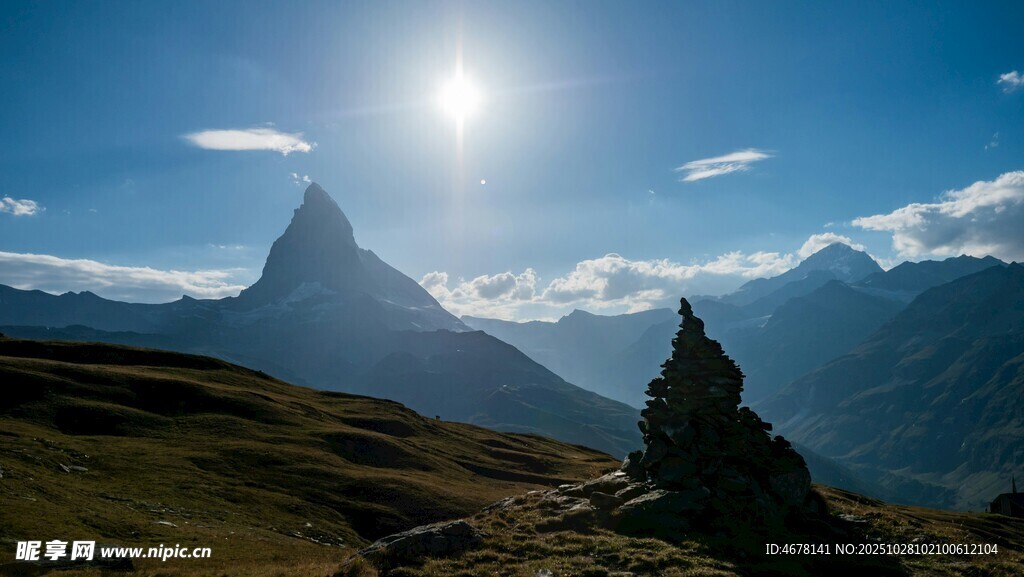 阳光下的壮丽山峰景观