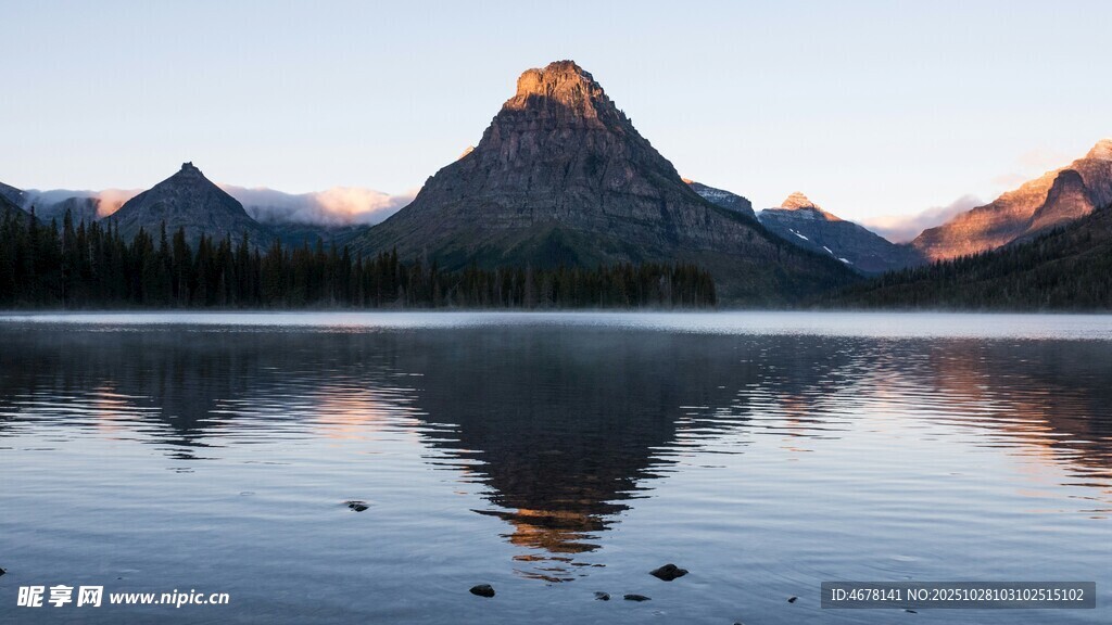 湖畔孤峰映晚霞