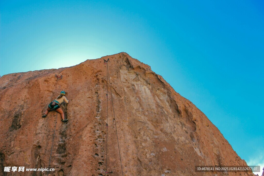 攀岩者挑战陡峭岩石