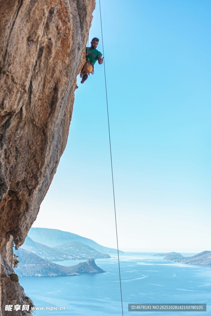 攀岩者挑战陡峭悬崖