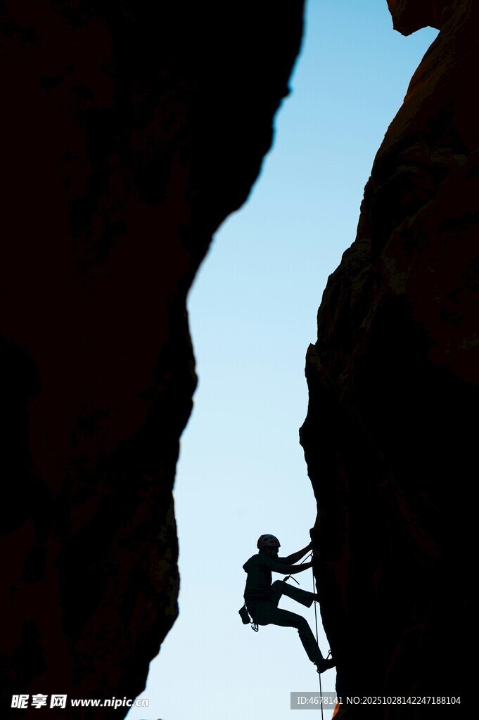 攀岩者在峭壁间的身影