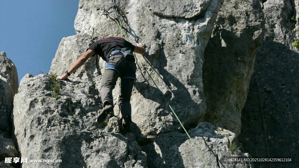 攀岩者挑战陡峭岩石