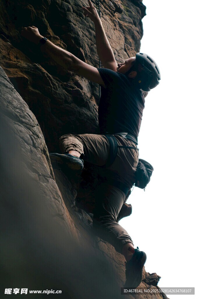攀岩者专注攀爬峭壁
