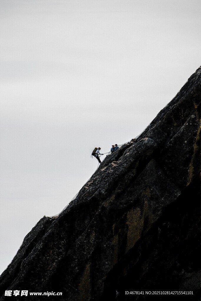 攀登者于陡峭山巅