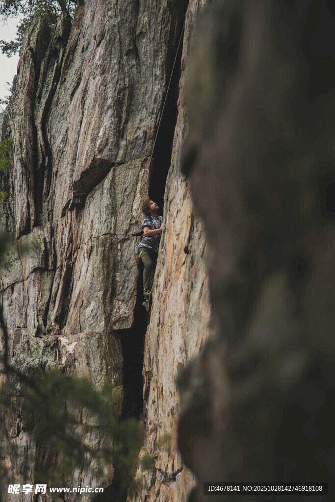 峭壁攀岩者