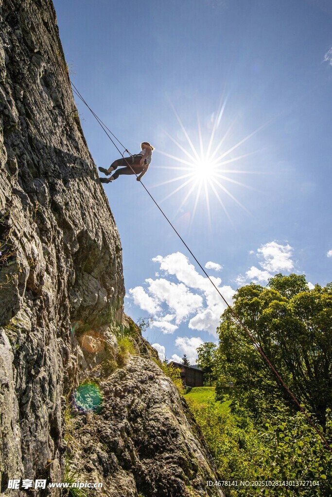 攀岩者于峭壁上挑战自我