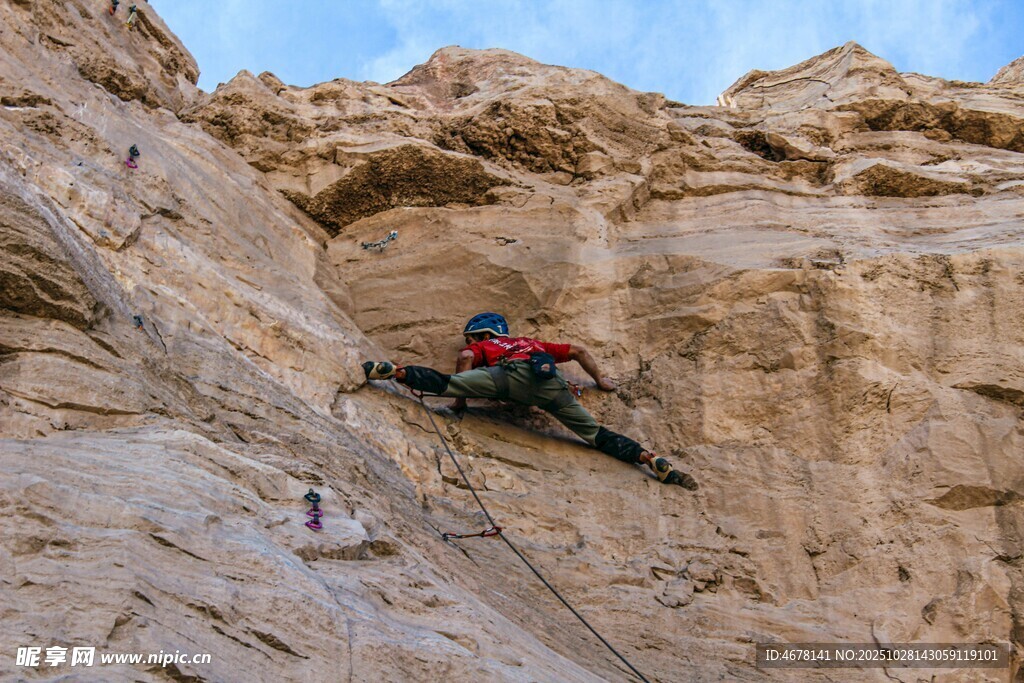 攀岩者挑战陡峭岩壁