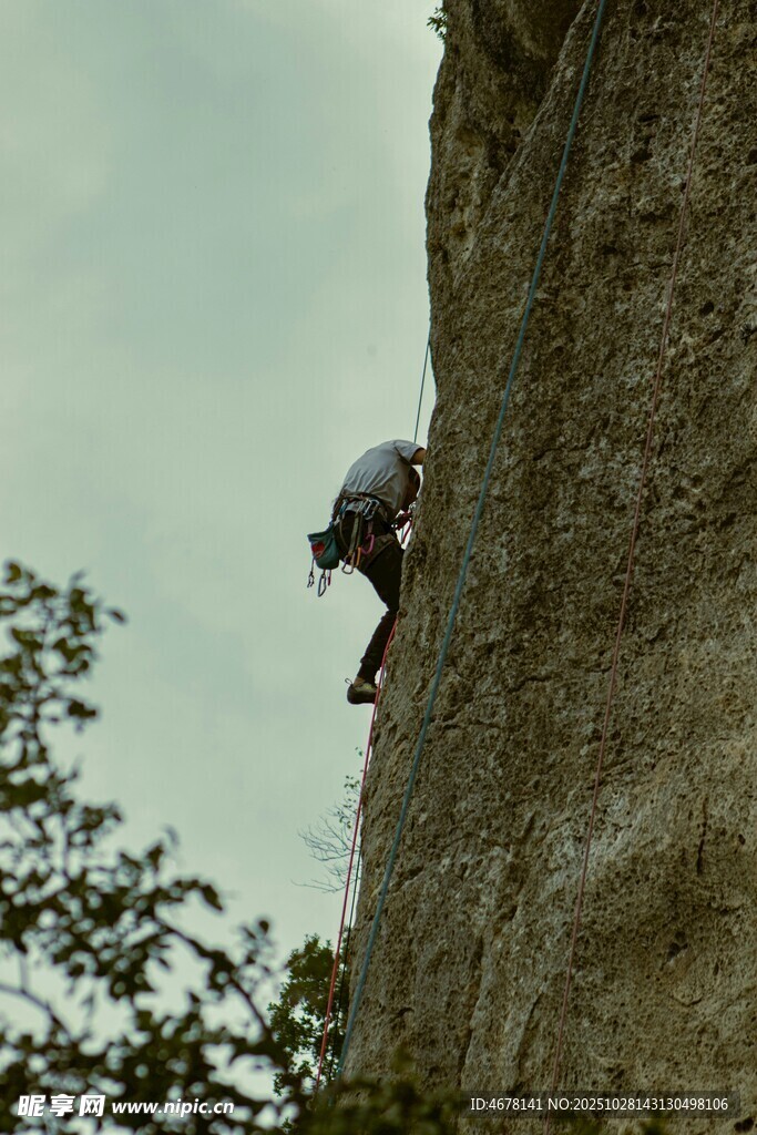 攀岩者挑战陡峭岩壁