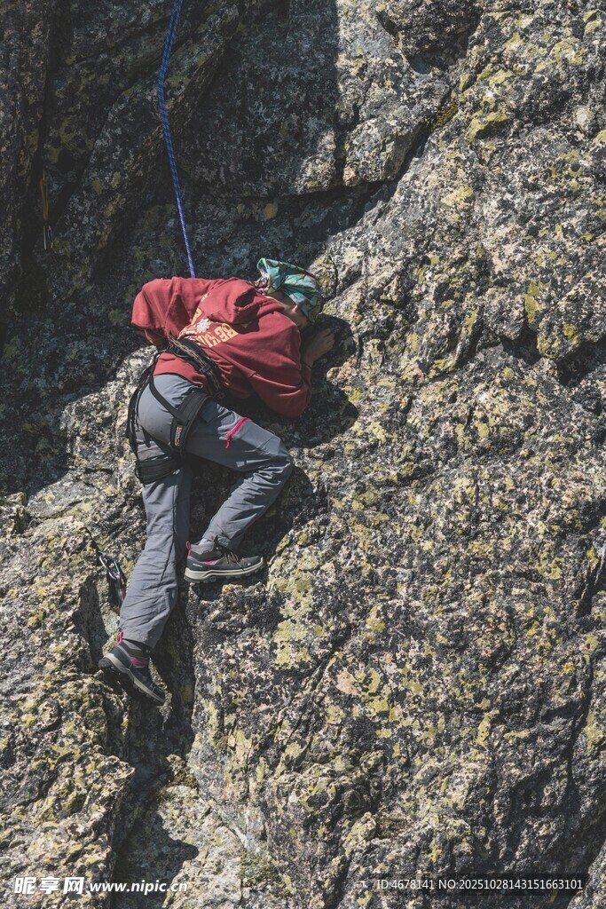 攀岩者专注攀爬陡峭岩壁