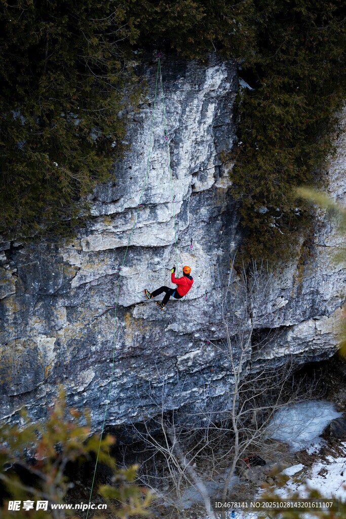 攀岩者挑战陡峭岩壁