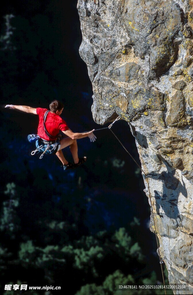 悬崖上的极限攀岩者