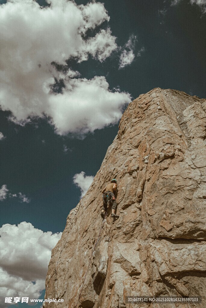 仰望岩石与蓝天白云