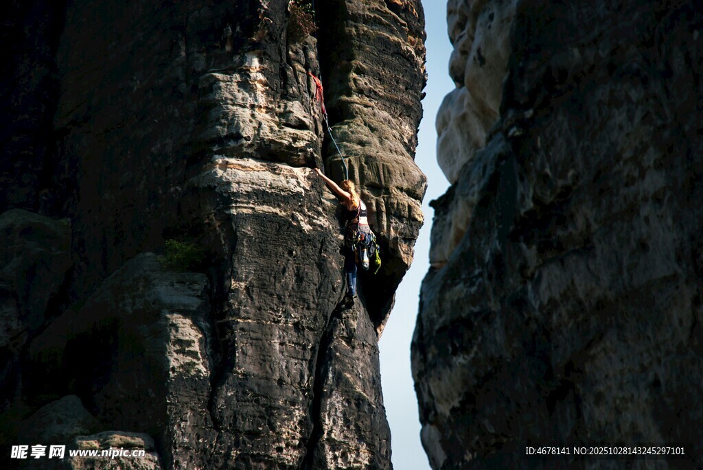 峭壁间攀岩者的惊险瞬间