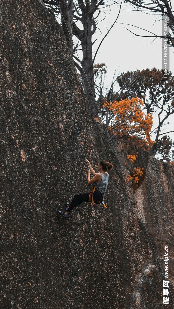 攀岩者挑战陡峭岩壁